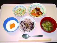 食事 毎月1日、15日は赤飯