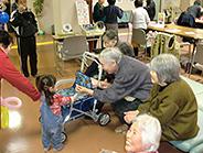 子どもさんとのふれあいで皆さん笑顔です