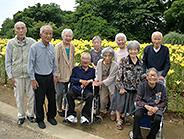 近くの公園へ花見です。満開の百合の花に囲まれて